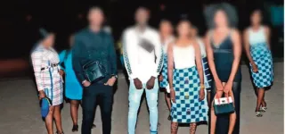 reportage-kong-by-night-quand-les-populations-seclatent-sous-haute-surveillance